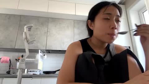 Mia online show from April 14, 10:35 pm