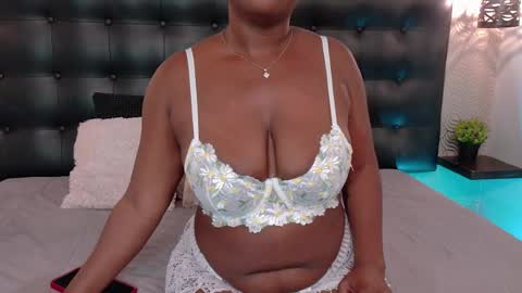 naiaramasson_ online show from April 9, 12:00 pm