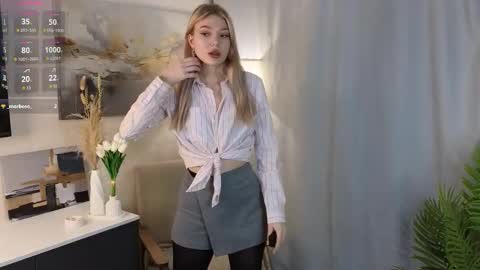 Hello im Lola online show from December 1, 3:15 am