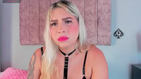 Snapshot of naomisanz_ chatting on October 23, 6:53 pm Laura  online show from October 23, 6:53 pm