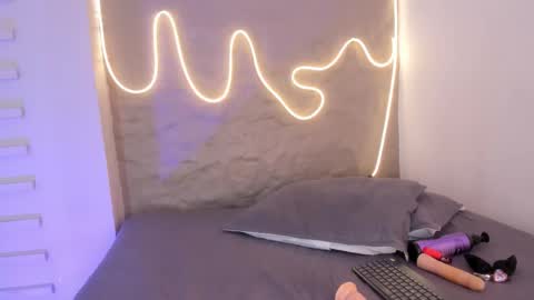 I am Naomy online show from November 18, 7:39 pm