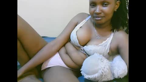 naughtyqueen online show from November 3, 12:00 am