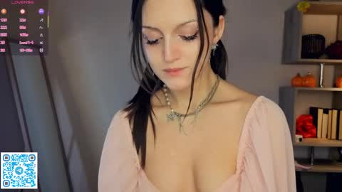 Vicky and Beatrice online show from April 9, 7:19 pm