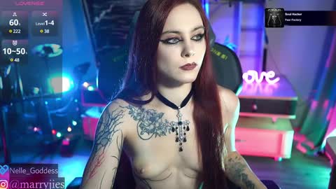 Snapshot of nelle_ chatting on December 7, 11:56 am online show from December 7, 11:56 am