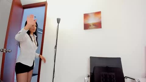 laura  online show from November 13, 7:16 pm