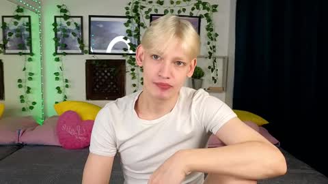Snapshot of nick_win chatting on February 4, 10:10 am Nick online show from February 4, 10:10 am
