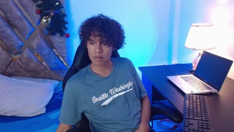 Snapshot of nickolas_moon chatting on December 28, 10:02 pm Nickolas Muoz online show from December 28, 10:02 pm