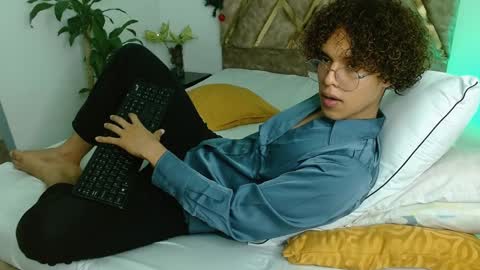 Snapshot of nickolas_moon chatting on December 29, 9:09 pm Nickolas Muoz online show from December 29, 9:09 pm