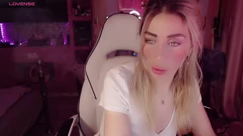 Nicole online show from June 10, 8:40 pm