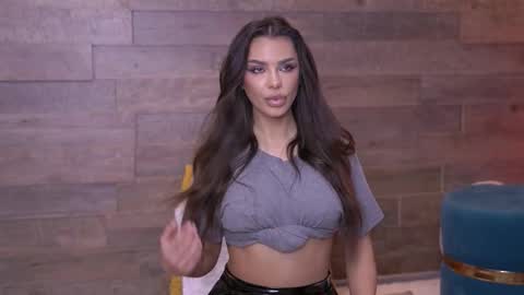 Nicole online show from December 17, 8:32 am