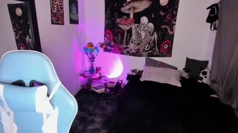 Nicol independent model online show from February 5, 2:08 am