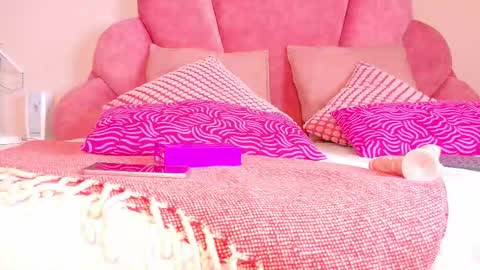 N I C O L E T  online show from November 25, 7:56 pm