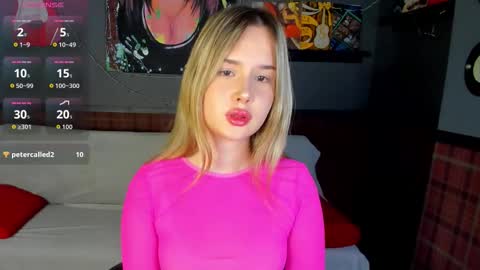 nicolettacooper online show from December 23, 1:45 am