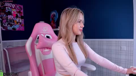 nicolettacooper online show from September 9, 9:42 am