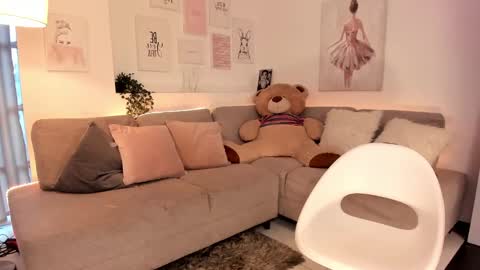 Nicolle online show from March 6, 8:16 pm