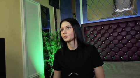 Snapshot of nicollepalmer chatting on December 10, 9:44 am Nicolle online show from December 10, 9:44 am
