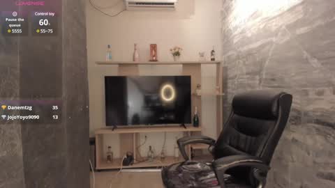 Snapshot of nicolross_ chatting on January 11, 4:14 pm NicolRoss online show from January 11, 4:14 pm