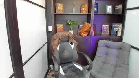 Snapshot of nicolross_ chatting on October 20, 7:52 pm NicolRoss online show from October 20, 7:52 pm