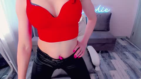 nikki_blondiee online show from February 6, 5:46 am