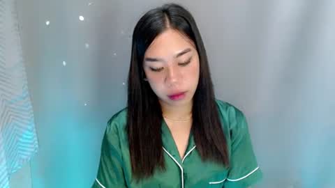 urlovelynika  online show from December 5, 11:34 pm