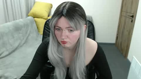 Snapshot of nikkysnow chatting on October 22, 9:45 am nikkysnow online show from October 22, 9:45 am