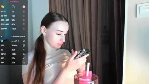 Snapshot of nikoll_s chatting on February 26, 4:19 am online show from February 26, 4:19 am