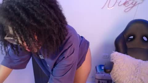 Nicole    GTM-5 1100 pm - 700 am online show from January 26, 5:23 am