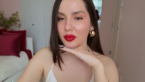 NinaOneil online show from February 26, 11:30 pm