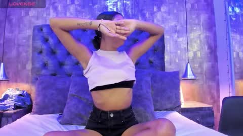 ninareyess online show from February 26, 3:48 pm