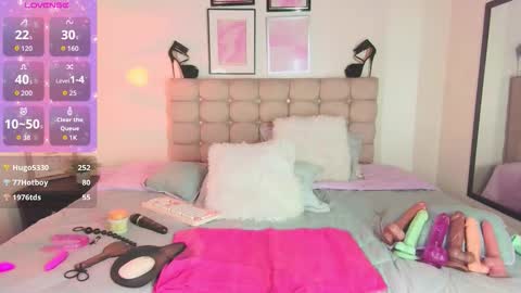 noa   online show from November 30, 6:04 pm