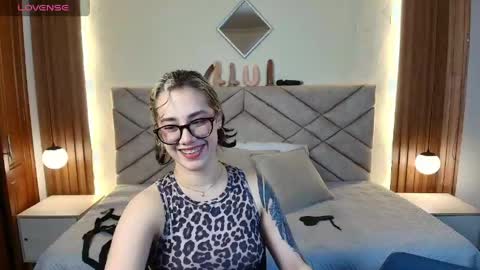 Noah And Gaia online show from June 2, 7:49 pm