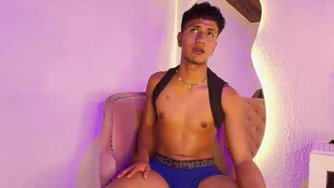 Snapshot of noahluxe_nom chatting on September 25, 4:41 am Noah online show from September 25, 4:41 am