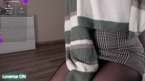 noelleneptune online show from April 4, 6:15 pm