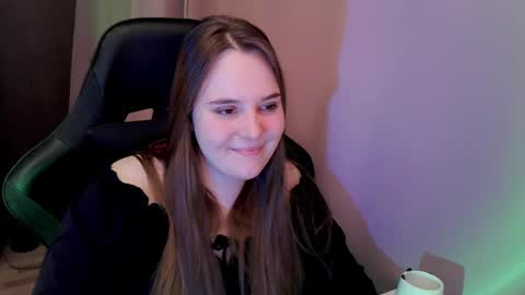 noir_ember_ online show from November 17, 1:57 pm