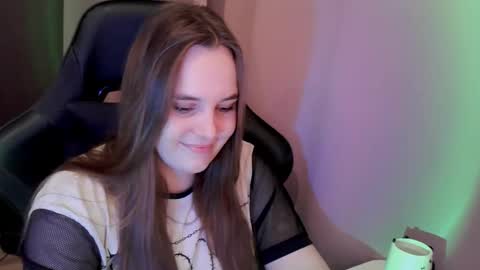 noir_ember_ online show from December 5, 2:48 pm