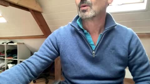 Snapshot of noux69 chatting on October 14, 2:31 pm noux69 online show from October 14, 2:31 pm