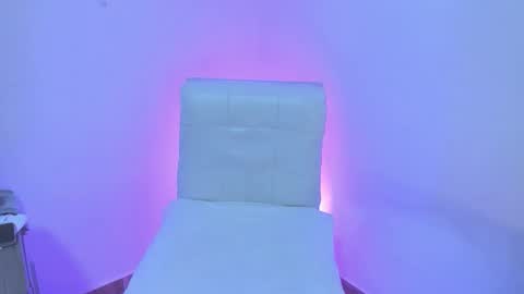 nyomi browm online show from April 18, 7:07 pm