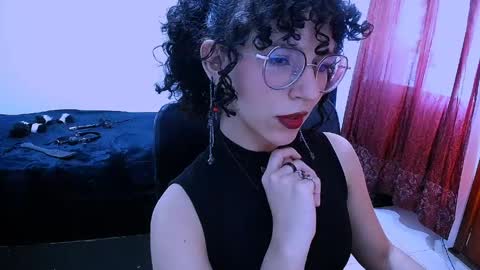 Nyxxei online show from April 6, 8:10 pm