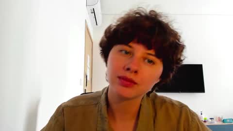 Evie online show from February 26, 7:01 am