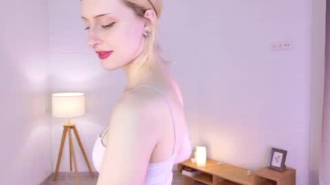 Lily online show from April 3, 2:02 pm