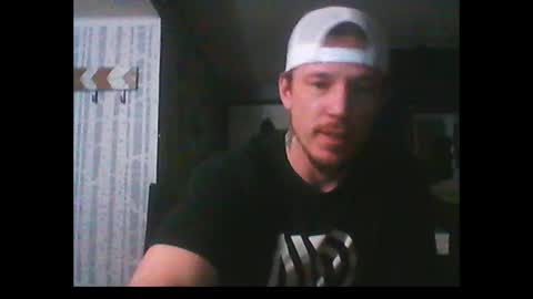 Snapshot of oh_you_know69 chatting on February 7, 5:31 am who dares  toss me some  tips lets have fun online show from February 7, 5:31 am