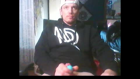 Snapshot of oh_you_know69 chatting on January 7, 7:52 am who dares  toss me some  tips lets have fun online show from January 7, 7:52 am