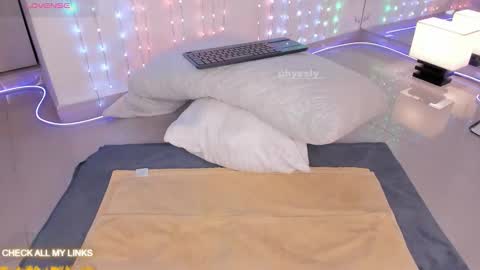 ohyesly_ online show from November 10, 9:56 am