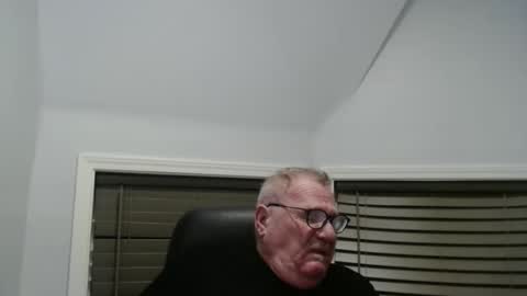 Snapshot of oldguybigd chatting on October 3, 6:10 am oldguybigd online show from October 3, 6:10 am
