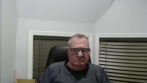 Snapshot of oldguybigd chatting on October 18, 7:23 am oldguybigd online show from October 18, 7:23 am
