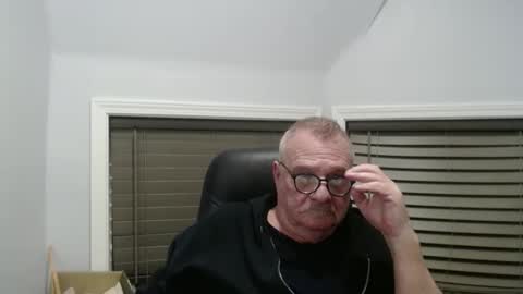 Snapshot of oldguybigd chatting on October 22, 6:27 am oldguybigd online show from October 22, 6:27 am