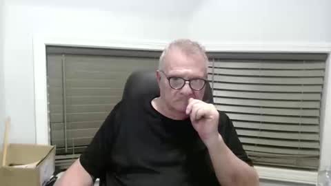 Snapshot of oldguybigd chatting on October 12, 3:32 am oldguybigd online show from October 12, 3:32 am