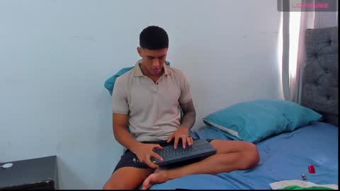 Snapshot of oliver_smith_2 chatting on December 26, 4:25 pm oliver_smith_2 online show from December 26, 4:25 pm