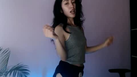 oliviaaa__ online show from April 3, 4:25 pm