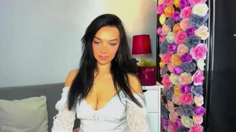 OliviaWomen online show from December 17, 7:26 am